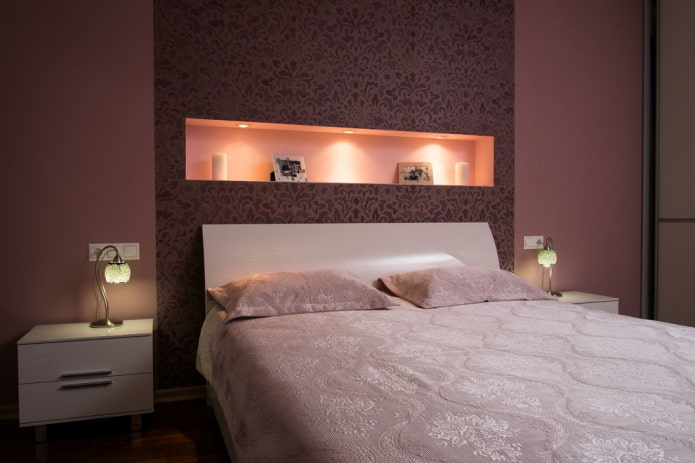 scaffali sopra il letto nell'interno della camera da letto