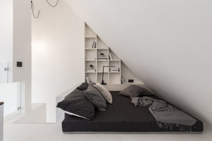 mensole sopra il letto in stile minimalista