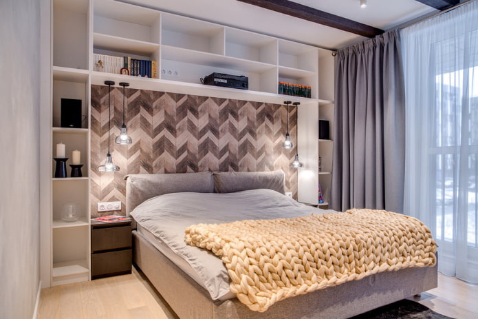 scaffali sopra il letto nell'interno della camera da letto