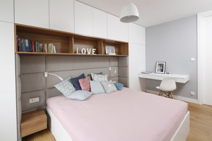 mensole aperte sopra il letto all'interno