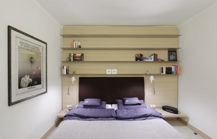 ripiani in vetro sopra il letto all'interno