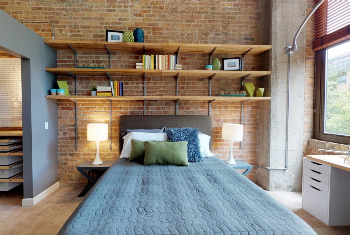 mensole sopra il letto in stile loft