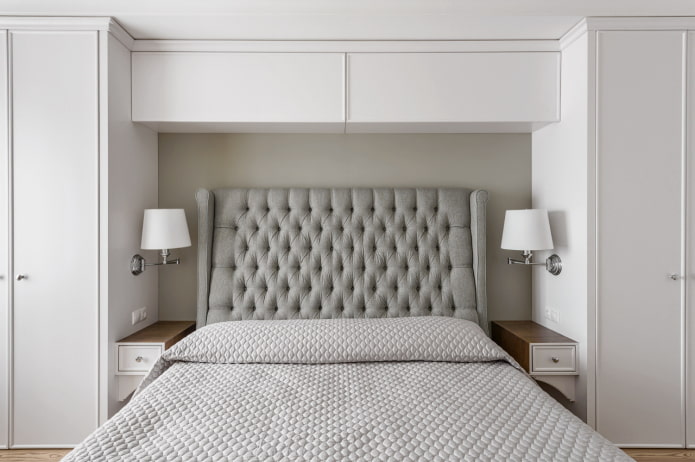 mensole chiuse sopra il letto all'interno