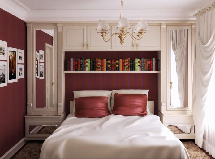 mensole sopra il letto in stile classico