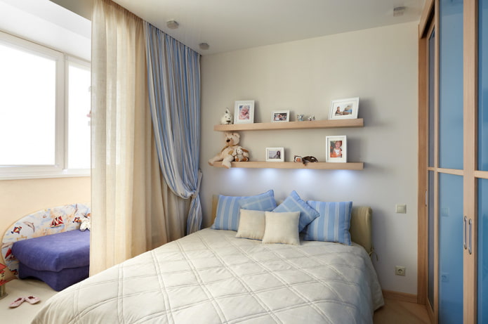 mensole per foto sopra il letto all'interno