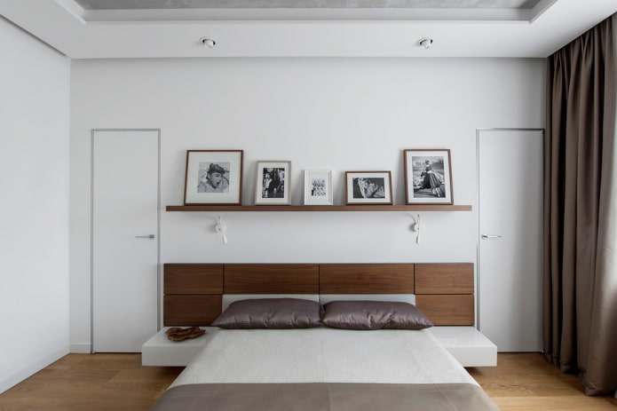 foto su uno scaffale in camera da letto