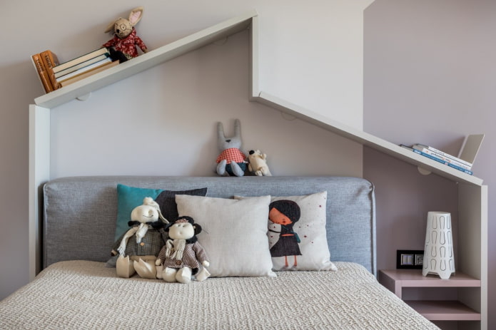 ripiani sopra il letto all'interno della cameretta dei bambini
