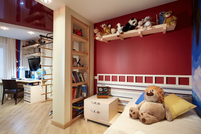 scaffali per giocattoli all'interno della cameretta dei bambini
