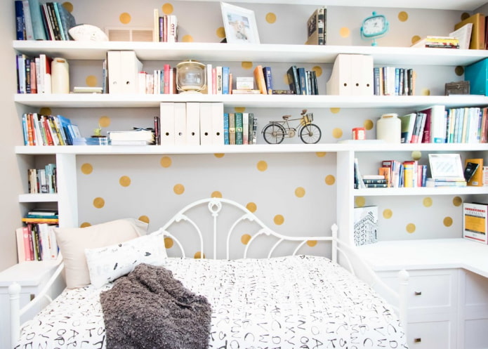 scaffali per libri all'interno della cameretta dei bambini