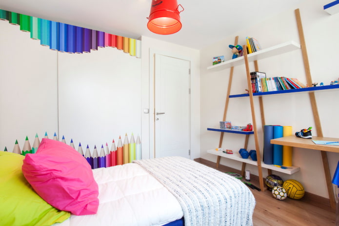 scaffali all'interno della cameretta di un bambino