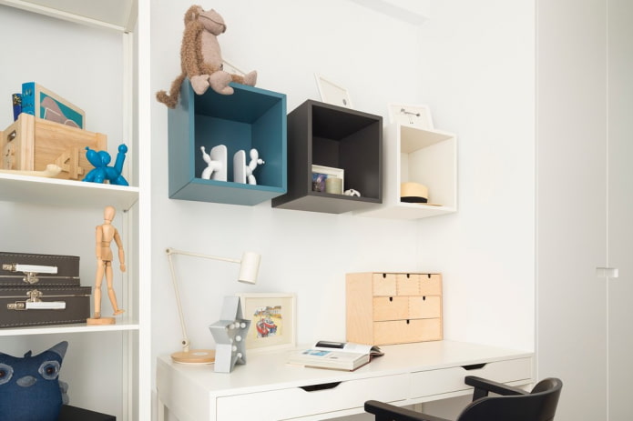 mensole quadrate all'interno della cameretta dei bambini