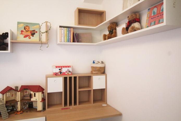 scaffali angolari all'interno della cameretta dei bambini