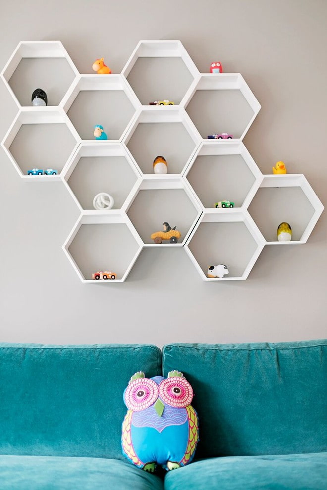 piccole mensole all'interno della cameretta dei bambini