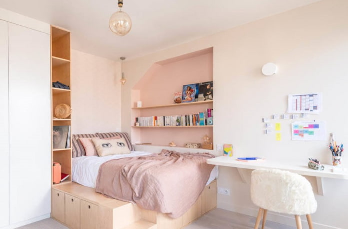 scaffali integrati all'interno di una cameretta per bambini