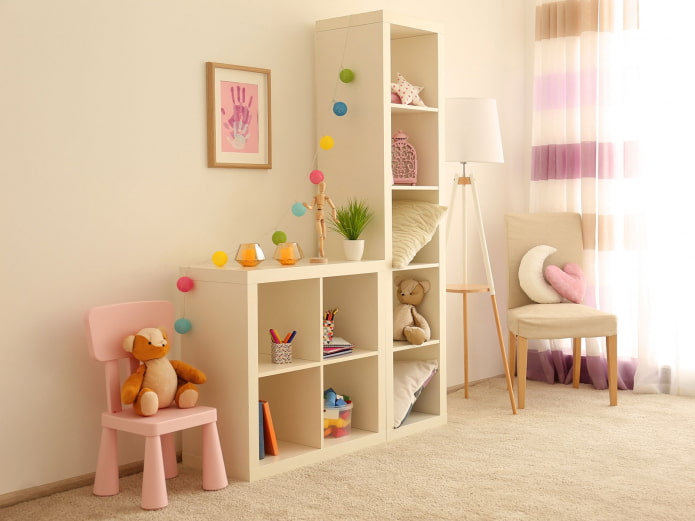 scaffali all'interno della cameretta di una bambina