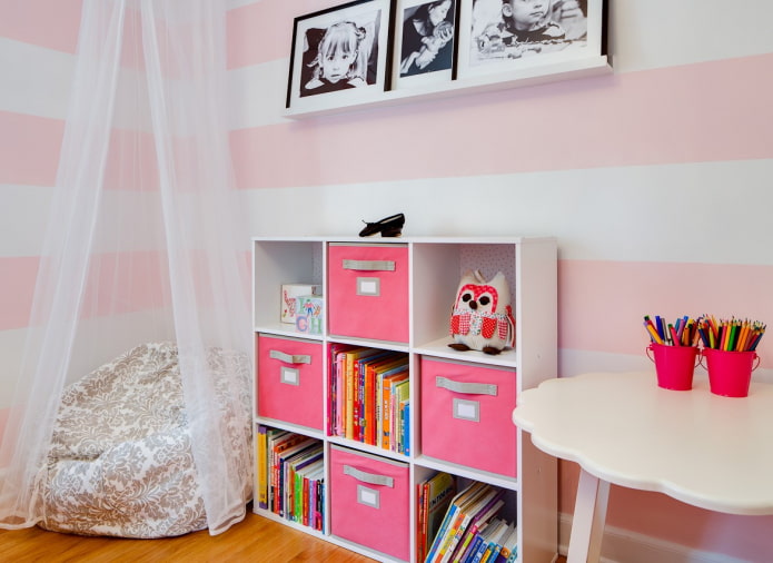 scaffali all'interno della cameretta di una bambina