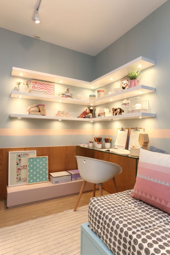 design degli scaffali all'interno della cameretta dei bambini