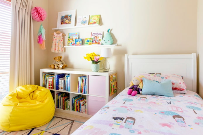 scaffali per libri all'interno della cameretta dei bambini