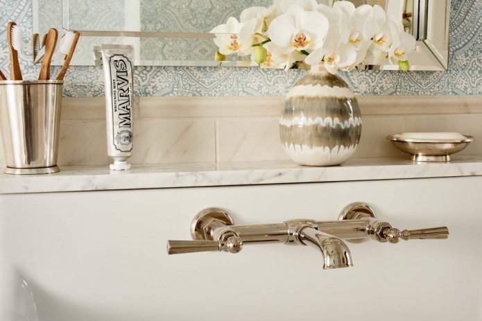 fiori in bagno