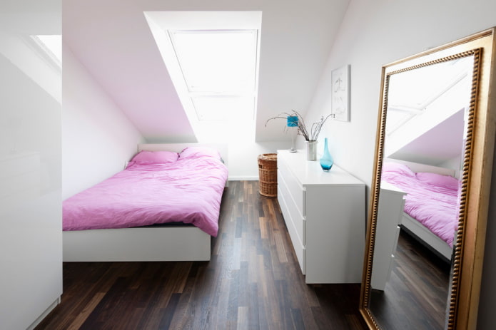 Cesto della biancheria in camera da letto