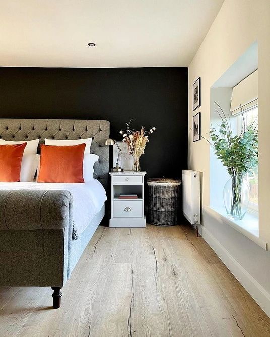 Cesto della biancheria nell'angolo della camera da letto