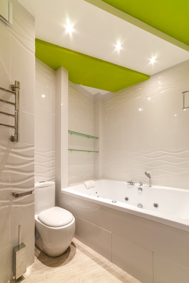 soffitto in cartongesso nell'interno del bagno