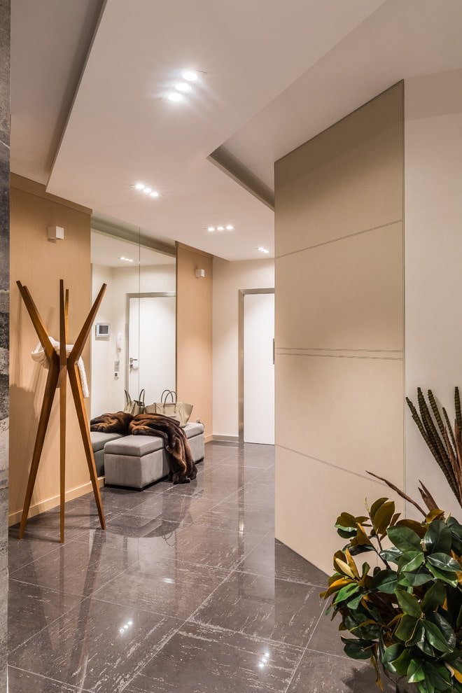 struttura del soffitto in cartongesso nel corridoio