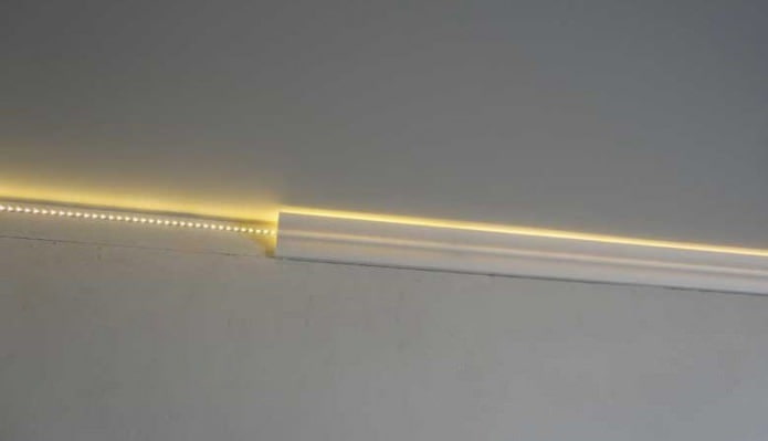 Battiscopa con illuminazione nascosta per soffitto teso