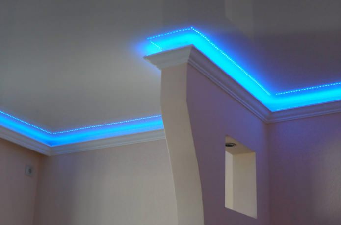 Battiscopa con illuminazione nascosta per soffitto teso