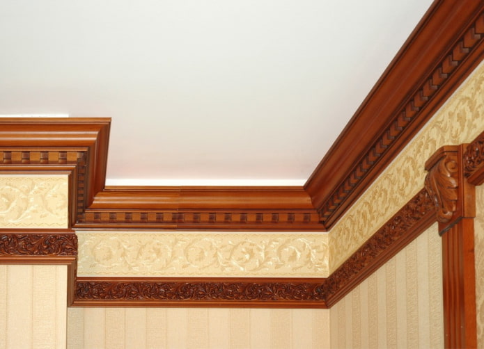 modanatura per soffitto in legno
