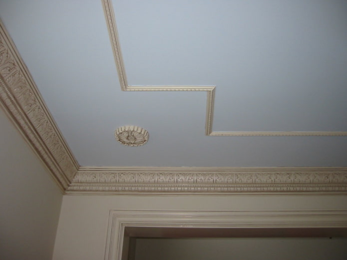 modanatura beige del soffitto