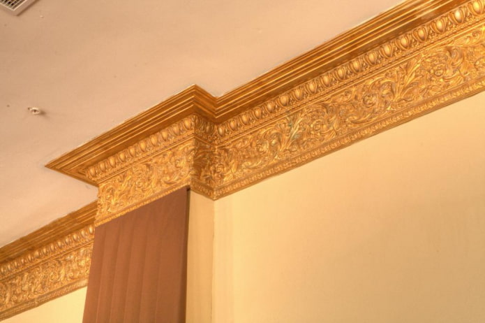 modanatura dorata del soffitto