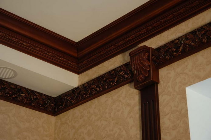 modanatura del soffitto marrone