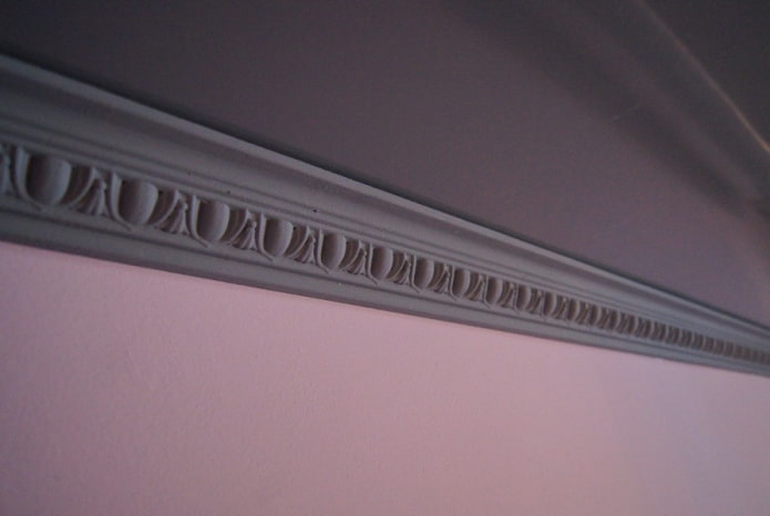 modanatura del soffitto grigia