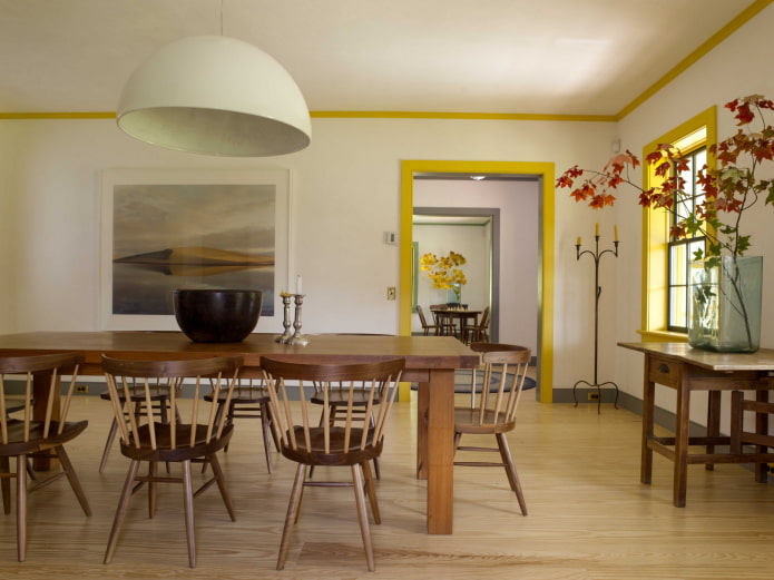modanature gialle del soffitto all'interno