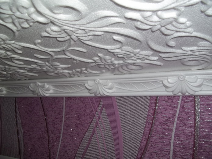 modanature in combinazione con piastrelle del soffitto