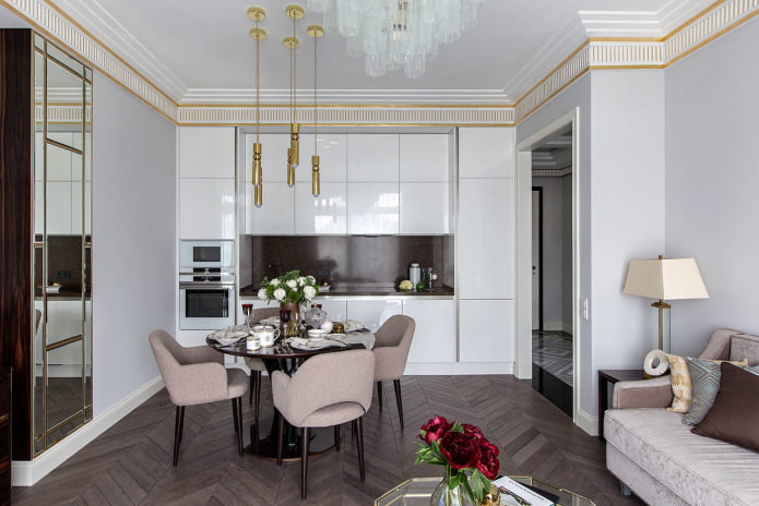 modanature del soffitto all'interno della cucina