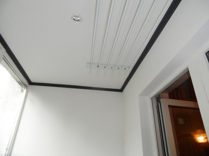 modanature del soffitto sul balcone