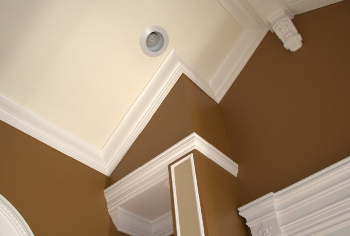 modanature a filetto su un soffitto spiovente
