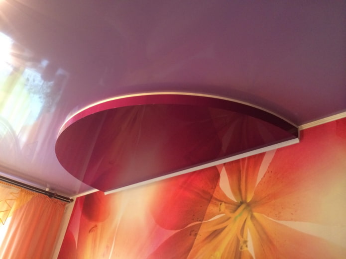 modanature a filetto su un soffitto a due livelli