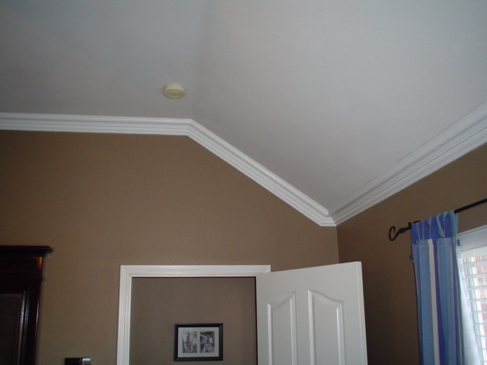 modanature a filetto su un soffitto spiovente