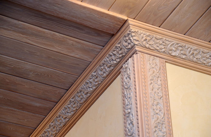 modanature in legno con soffitto in assi di legno
