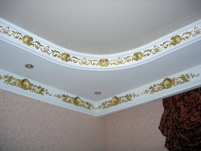 modanature a filetto su un soffitto a due livelli