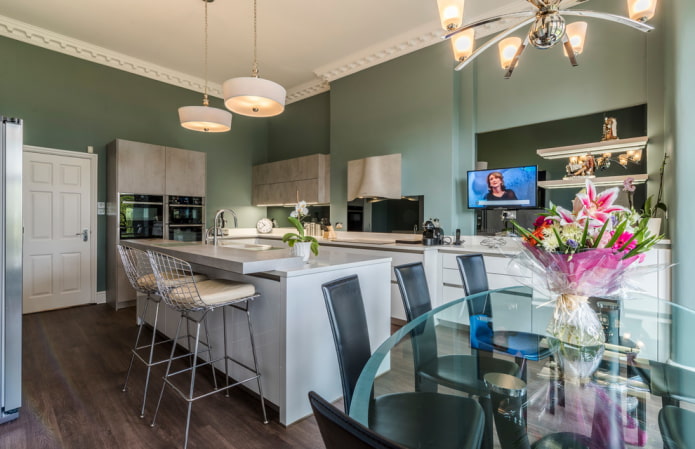 modanature del soffitto all'interno della cucina