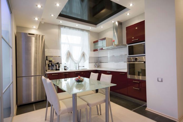 Tavolo in vetro all'interno della cucina
