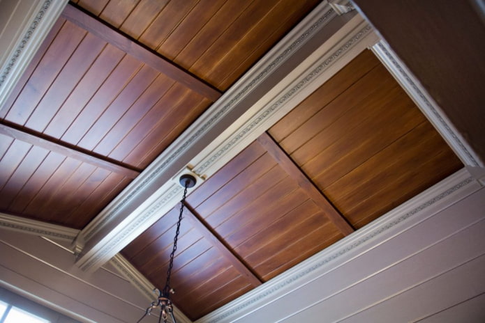 pannellatura del soffitto a forma di quadrati
