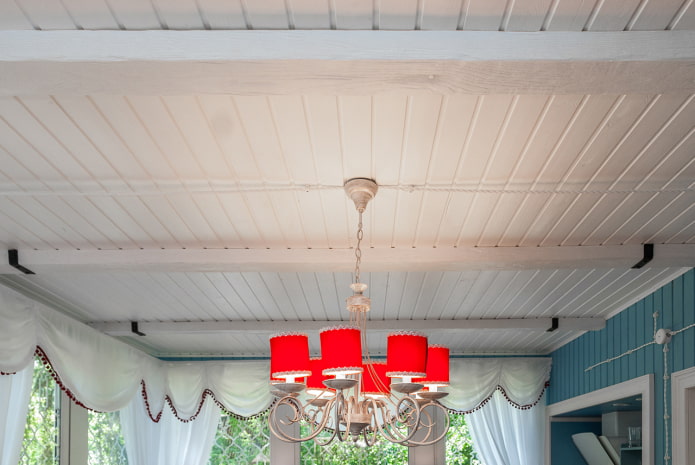 assicelle del soffitto con travi 