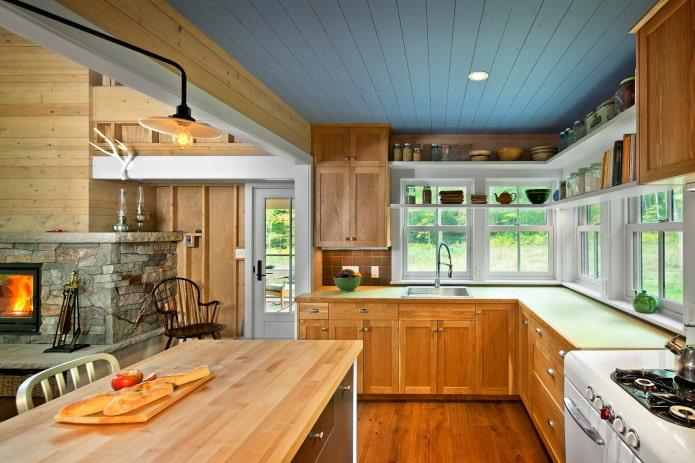 pannellatura del soffitto nell'interno della cucina