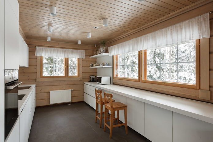 pannellatura del soffitto nell'interno della cucina