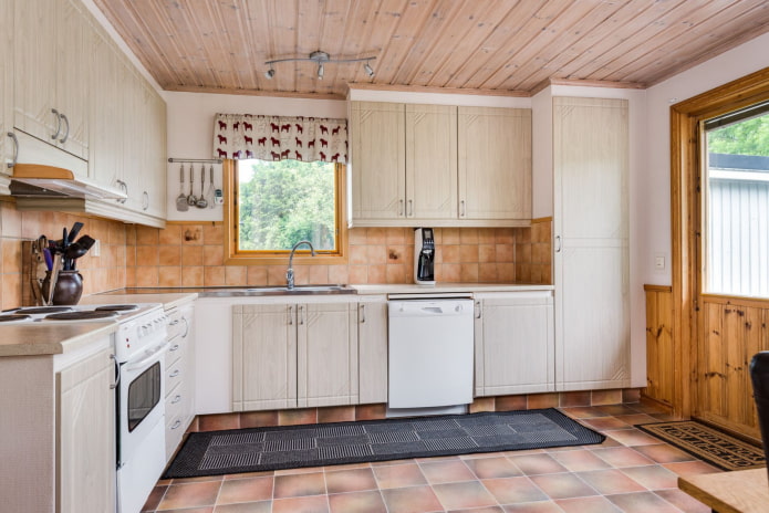 pannellatura del soffitto nell'interno della cucina